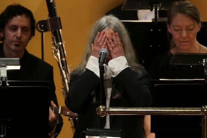Emocionada, Smith debió detener su performance en el concierto del Nobel