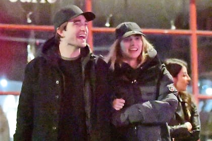 Suki Waterhouse finalmente formalizó con otro actor, el inglés Robert Pattinson
