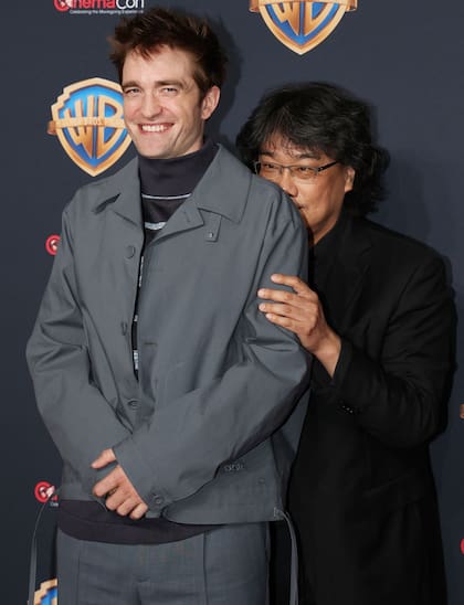 Pattinson y Bong Joon-ho durante la gira de promoción de la película