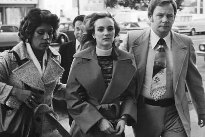 Patty Hearst fue secuestrada por un grupo revolucionario en 1974