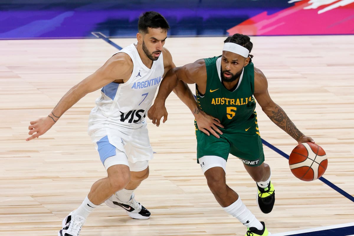 Patty Mills # 5 de los Boomers de Australia está custodiada por Facundo Campazzo # 7 de Argentina durante un juego de exhibición en Michelob ULTRA Arena antes de los Juegos Olímpicos de Tokio el 10 de julio de 2021 en Las Vegas, Nevada.