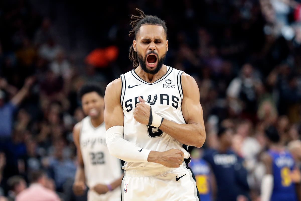 Patty Mills celebra una anotación: los Spurs están a un partido de meterse en semifinales en la Conferencia Oeste.
