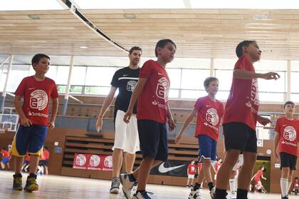 Pau Gasol se divierte con los chicos en el campus realizado en 2019