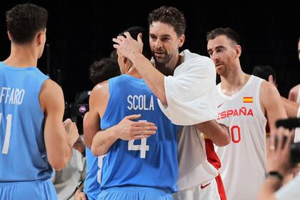 Pau Gasol consuela a Luis Scola, tras la victoria de España sobre la Argentina