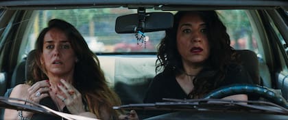 Pau (Jazmín Stuart) y Lu (Lorena Vega), dos de las protagonistas de una película con mucho coraje y personalidad