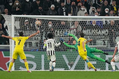 Pau Torres empuja la pelota al arco para convertir lo que fue el segundo tanto de Villarreal