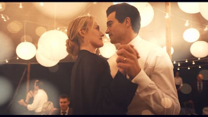 Paul Anthony Kelly y Sarah Pidgeon interpretan a John F. Kennedy Jr. y Carolyn Bessette en Love Story, la miniserie que reconstruye su romance, su matrimonio y la enorme presión mediática que convirtió su vida privada en un asunto de interés nacional