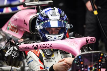 Paul Aron en un test con Alpine en Abu Dhabi, el año pasado; el piloto estonio acumulará su tercera práctica en 2026 y la octava en la Fórmula 1