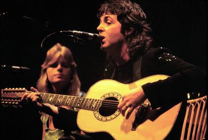 Paul como vocalista de la banda Wings