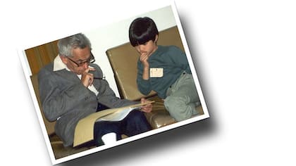 Paul Erdős y Terence Tao hablando de matemáticas cuando este último tenía 10 años de edad. Tao es ahora ampliamente considerado como uno de los más grandes matemáticos vivos