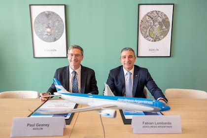 Paul Geaney, presidente y CCO de Avolon, junto a Fabián Lombardo, presidente de Aerolíneas Argentinas