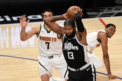 Paul George, de Los Angeles Clippers, ante la marca de Facundo Campazzo