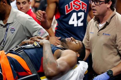 Paul George es retirado en camilla