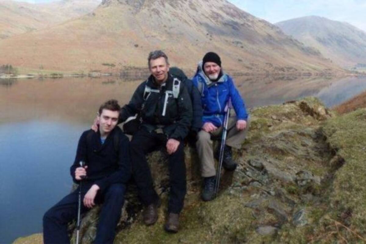 Paul Gilmore (centro) lanzó la nota en el océano Índico hace alrededor de 50 años.