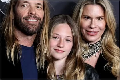 Paul Hawkins con una de sus hijas y su esposa