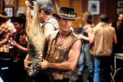 Paul Hogan en la piel de Mick Dundee, el estrafalario cazador de animales de la exitosa saga