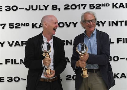 Paul Laverty y Ken Loach, con el premio Globo de Cristal