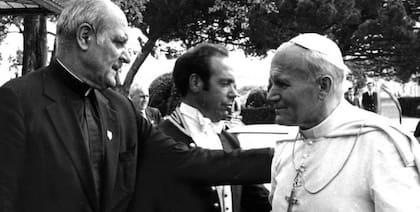 Paul Marcinkus, a cargo del IOR, saluda a Juan Pablo II. Su relación con Calvi le dio al italiano el apodo de "banquero de Dios"