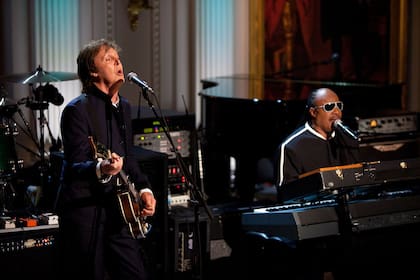 Paul McCartney y Stevie Wonder cantan "Ebony and Ivory" en la Casa Blanca, en 2010, ante la presencia del entonces presidente de Estados Unidos, Barack Obama; la primera dama, Michelle Obama y sus hijos Malia y Sasha Obama