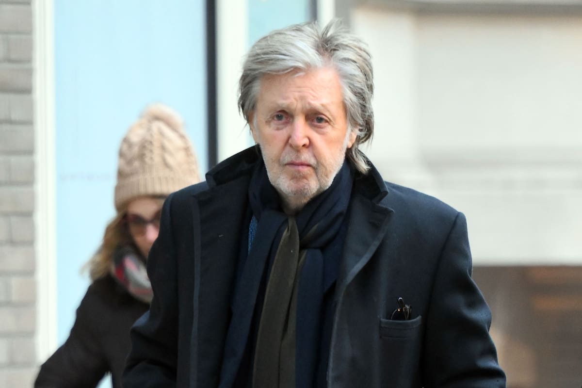 Paul McCartney, días atrás, mientras caminaba con un amigo por las calles de Nueva York; actualmente está promocionando el documental Si estas paredes cantaran, dirigido por su hija fotógrafa, Mary McCartney