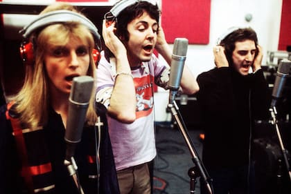 Linda, Paul y Denny Laine en tiempos de Wings, en un estudio de Londres (1973)
