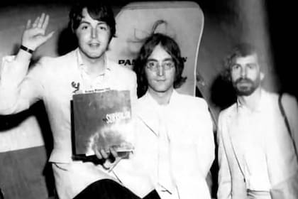 Paul McCartney, John Lennon y Magic Alex