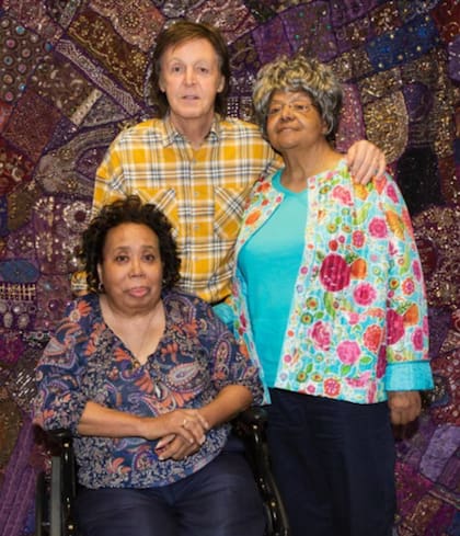 Paul McCartney junto a Thelma Mothershed y Elizabeth Eckford, dos integrantes de los Little Rock Nine. El músico compartió la imagen en su cuenta de Instagram casi cinco décadas después de los hechos de Little Rock