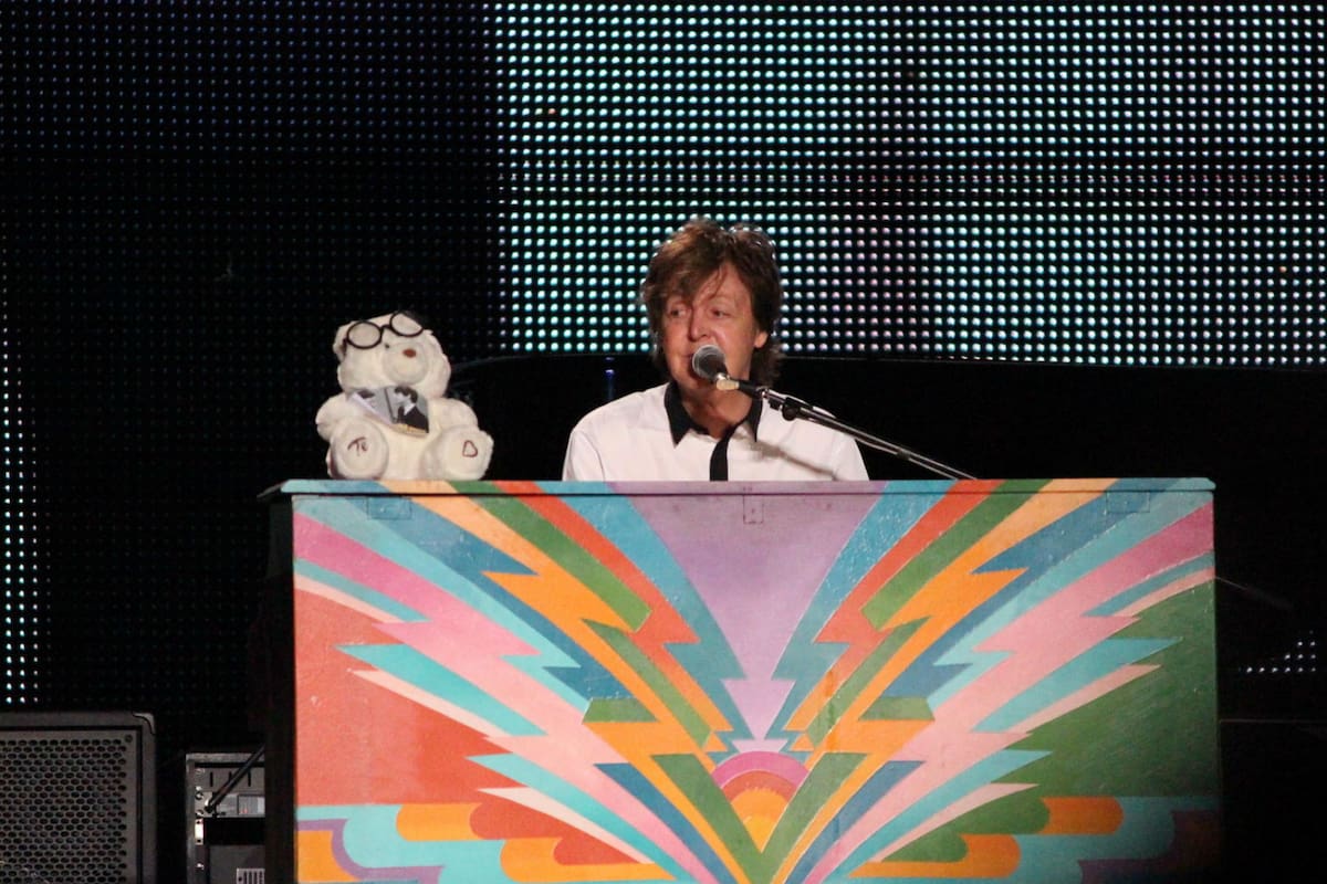 Paul McCartney y su piano, dos amigos inseparables