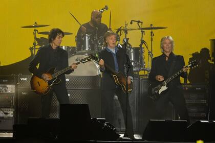 Paul McCartney y sus músicos en el Estadio Centenario de Montevideo