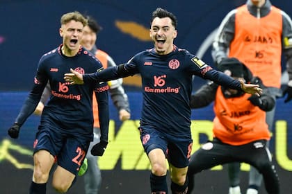 Paul Nebel marcó los dos últimos goles de Mainz 05, en el 3-1 como visitante sobre Eintracht Frankfurt por la Bundesliga