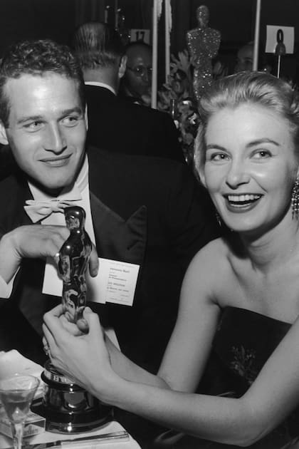 Paul Newman y Joanne Woodward en su departamento de Nueva York en 1961
