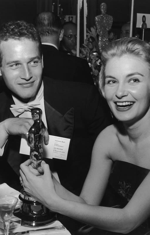 Paul Newman junto a su esposa, la noche en que la actriz ganó el Oscar por Las tres caras de Eve (Foto de Darlene Hammond/Hulton Archive/Getty Images)