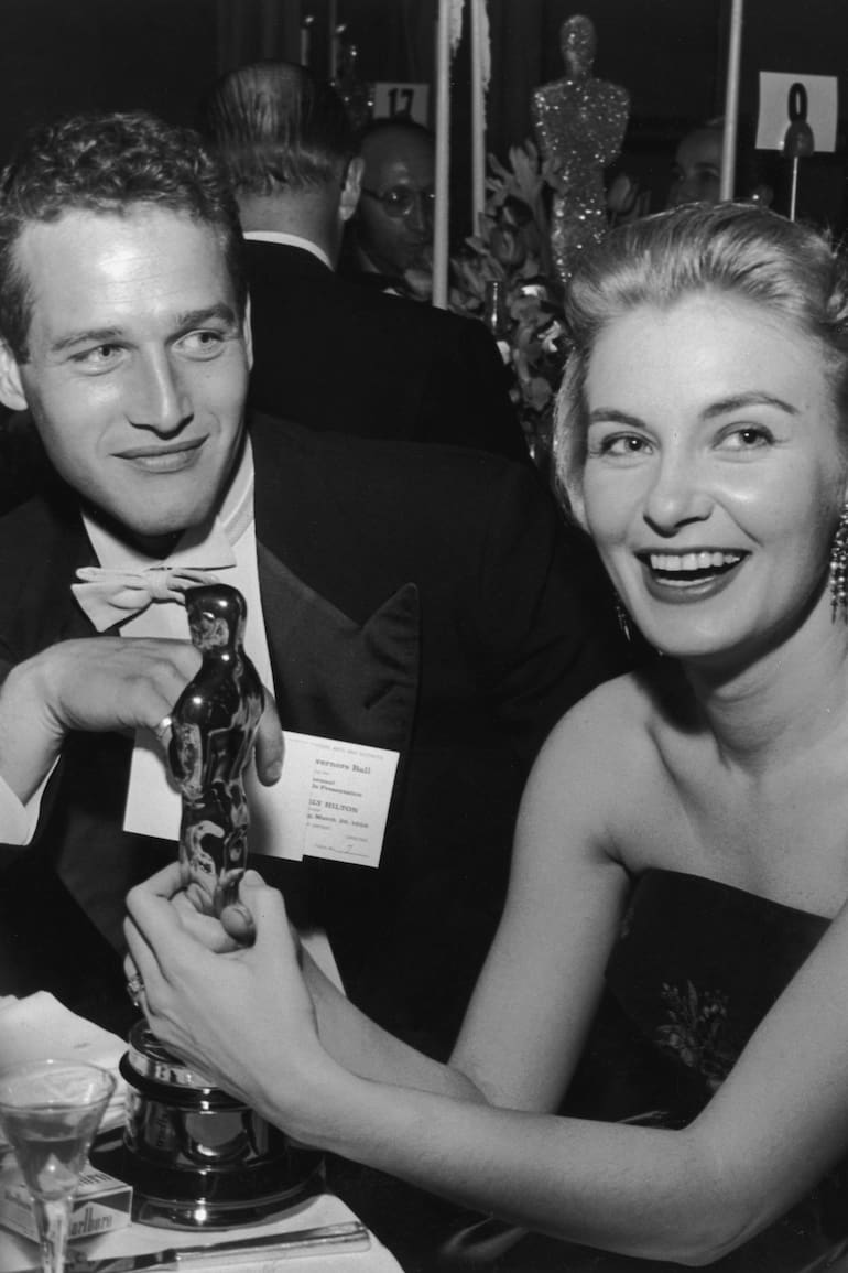 Paul Newman junto a su esposa, la noche en que la actriz ganó el Oscar por Las tres caras de Eve (Foto de Darlene Hammond/Hulton Archive/Getty Images)