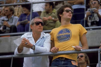 Paul Newman y su hijo Scott siguen una carrera de coches en 1972; el hijo mayor del actor murió en noviembre de 1978, a los 28 años, de una sobredosis