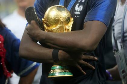 Paul Pogba abraza la copa tras ganar la final de Rusia 2018 ante Croacia