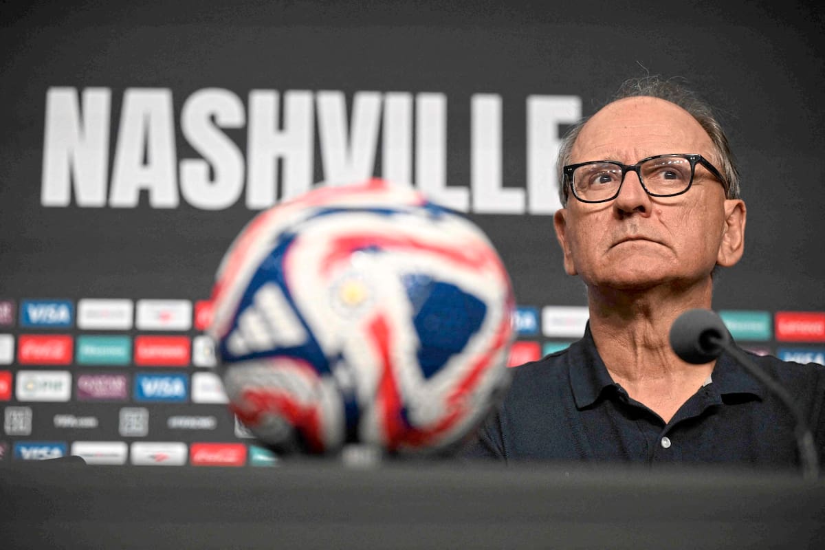 Paul Posa necesitó ayuda en la conferencia de prensa previa a jugar con Benfica: le habría consultado a sus jugadores quién era el capitán rival (Nicolás Otamendi), situación que sus jugadores no toleraron.