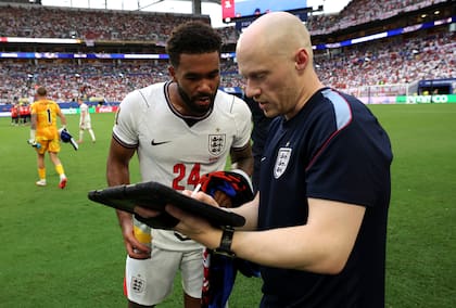 Paul Quilter, el analista de pelota parada de Inglaterra, le da indicaciones a Reece James antes del alargue frente a Noruega, por los cuartos de final