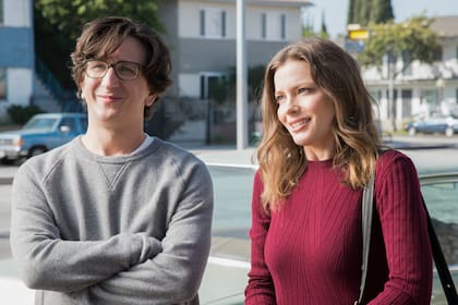 Paul Rust y Gillian Jacobs en Love