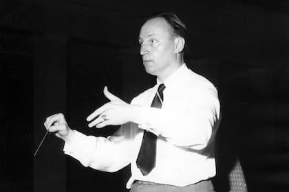 Paul Sacher, músico y director de orquesta, durante un ensayo, en 1960