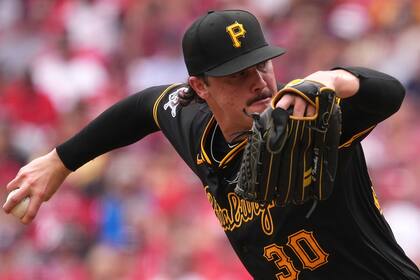Paul Skenes de los Piratas de Pittsburgh lanza ante los Rojos de Cincinnati, el domingo 22 de septiembre de 2024, en Cincinnati. (AP Foto/Kareem Elgazzar)
