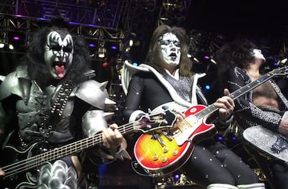 Paul Stanley (a la derecha) junto al mítico Ace Frehley (AP Foto/Paul Warner)