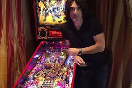 Paul Stanley, junto al flipper de Kiss, uno de los ítems de colección más populares de su banda