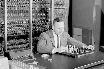 Paul Stein juega al ajedrez contra MANIAC en la variante conocida como Los Alamos, que elimina los alfiles del tablero para reducir la complejidad de los cálculos