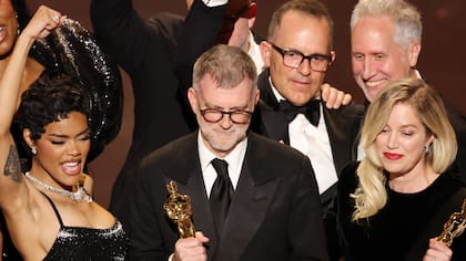 Paul Thomas Anderson, rodeado por Teyana Taylor y Sara Murphy, con el Oscar a Mejor película de los premios Oscar 2026