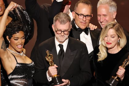 Paul Thomas Anderson, rodeado por Teyana Taylor y Sara Murphy, con el Oscar a Mejor película de los premios Oscar 2026