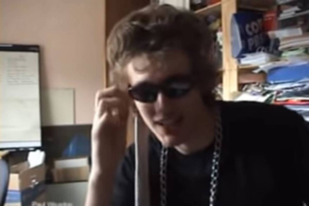 Paul Weedon en el video que lo convertiría en un fenómeno viral, subido a las redes en 2007 y todavía vigente