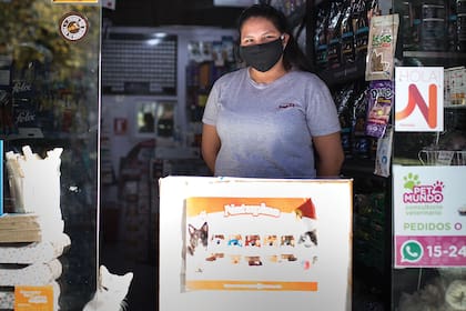 Paula (18). Comercio: Pet shop. ¿Cómo es el trato con los clientes? “A algunas clientas las saludaba con un beso. Eso ya no pasa”.