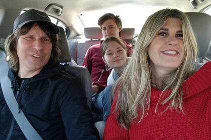 Paula Dougan, en la actualidad, con sus hijos y su pareja