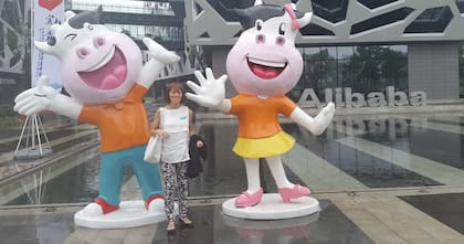 Paula Arregui, COO de Mercado Pago, frente a las oficinas de Alibaba en Hangzhou, China