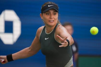 Paula Bados devuelve ante Emma Navarro en los cuartos de final del Abierto de Estados Unidos, el martes 3 de septiembre de 2024, en Nueva York. (AP Foto/Pamela Smith)